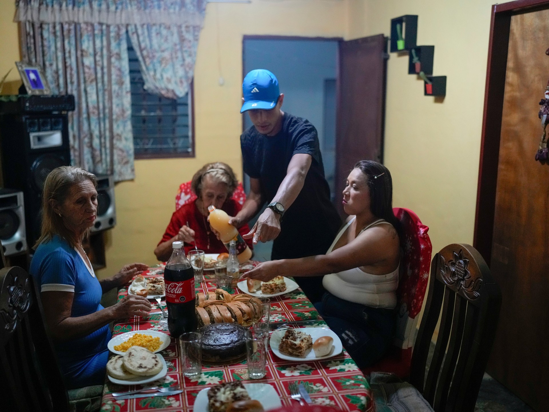 A Venezuelan family Christmas: From the US dream to poverty 