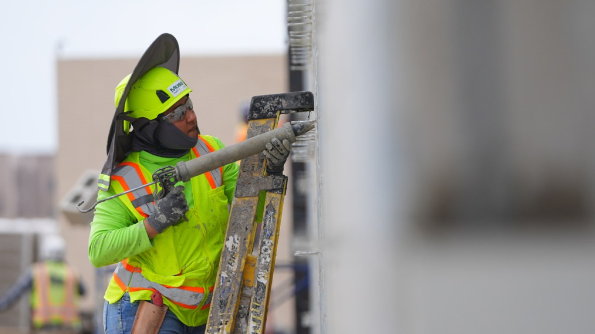 US unemployment rate drops despite economic uncertainty and Iran war 